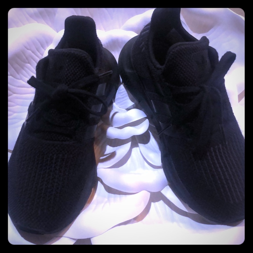 Adidas Girl’s Sneakers 🌹size 1